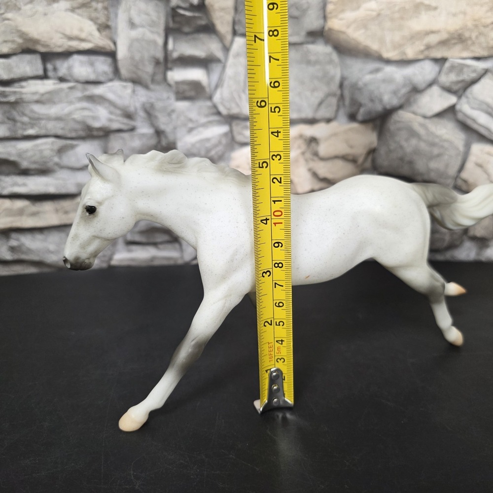 Breyer Classic Freedom Series HOTY Racing The Wind Thoroughbred Mare Grey - Picture 11 of 12
